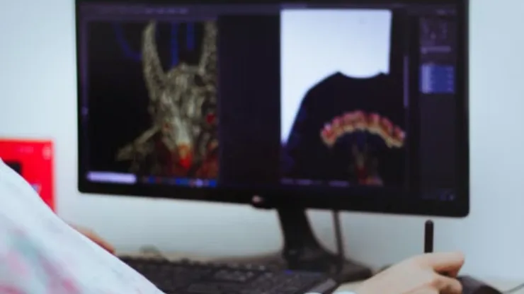 モニターに向かうコンテンツ制作の様子